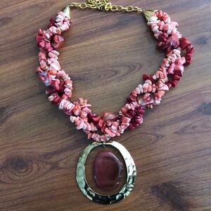 Shell Statement necklace. Gold and stone.